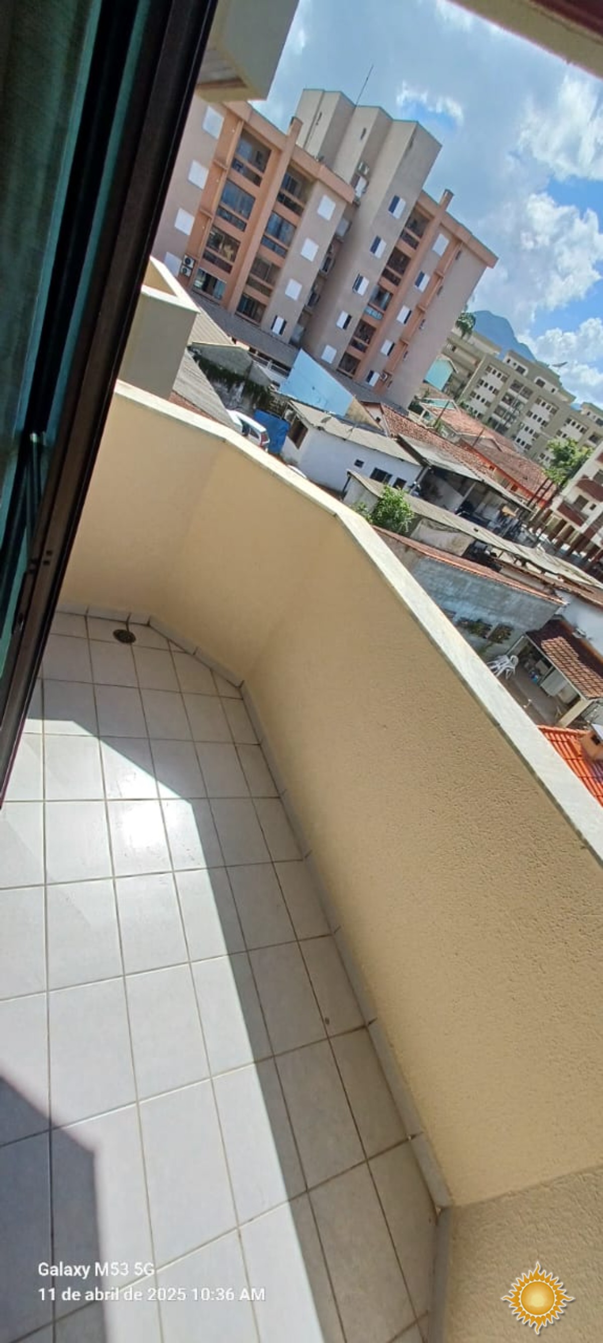 Ótima localização apto no centro com 02 dorms, 01 suíte, com área de lazer !!!