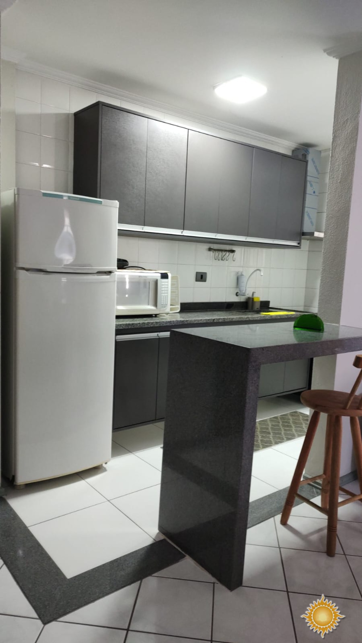 Amplo apto com 02 dorms, 01 suíte, 1 vaga de garagem, mobiliado !!!