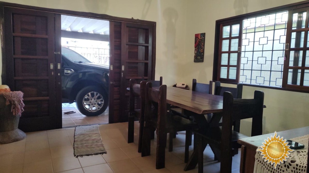 Ótima Localização Casa Próximo da Orla do Itaguá, com 3 Dorms, Sendo 1 Suíte, Mais 2 Banheiros, 2 Vagas de Garagem !!!
