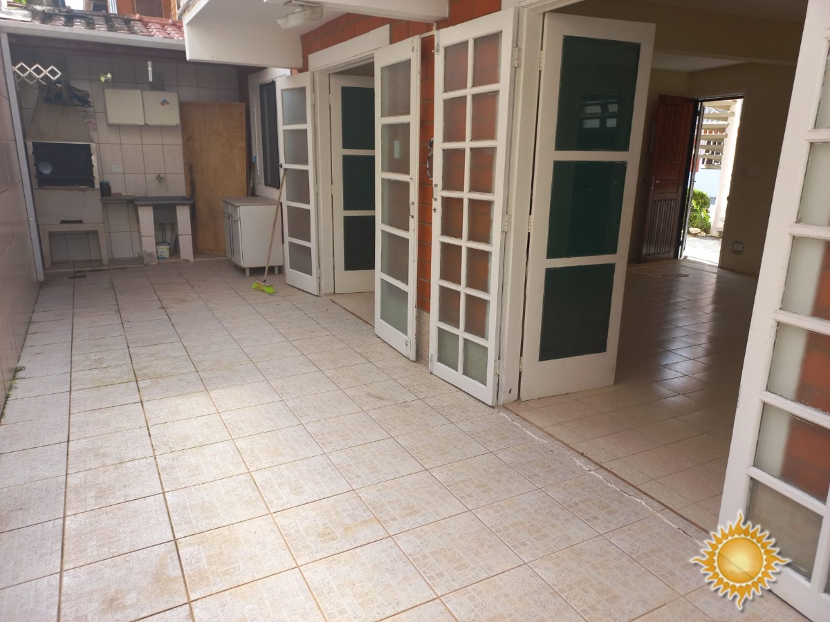 Localização Próximo da Orla do Itaguá, Apto Térreo com 03 Dorms, 01 Banheiro, Quintal e 02 Vagas de Garagem !!!