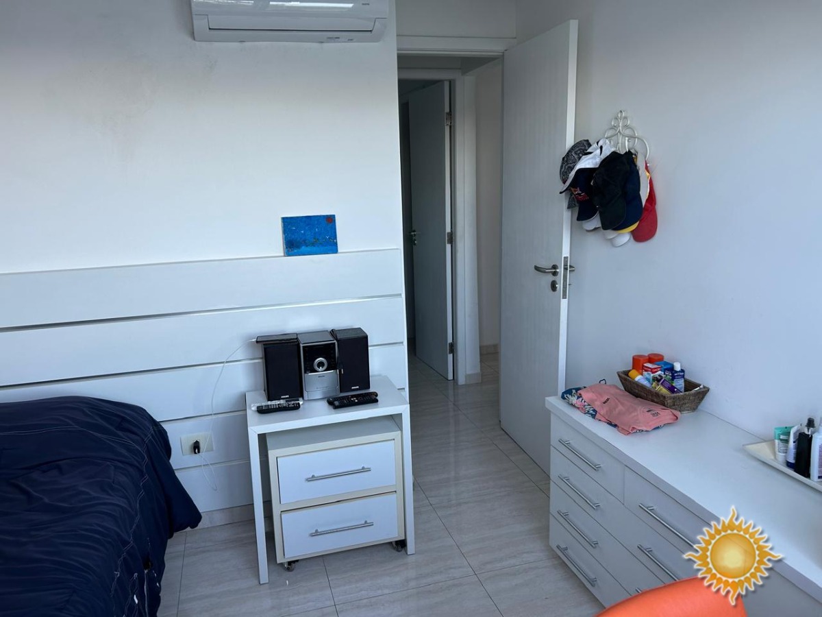 Lindo apto Decorado Frente Mar ! Com 03 dorms, sendo 01 suíte, próximo ao centro e fácil acesso as praias !!!