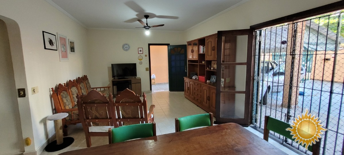 Ótima Localização, Casa com 04 Dorms, 01 Suíte, com Edícula, Garagem para Uns 4 Carros !!!