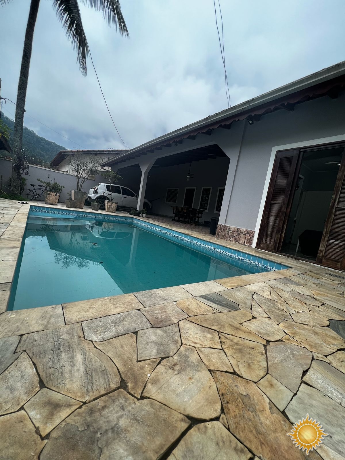 Casa com 03 Dorms, 01 Suíte, com Piscina !!!