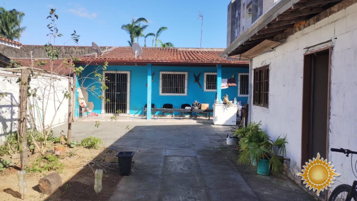 Ótima Localização ! Casa Principal com 02 Dorms, 1 Banheiro Edícula 1 Suíte !!!