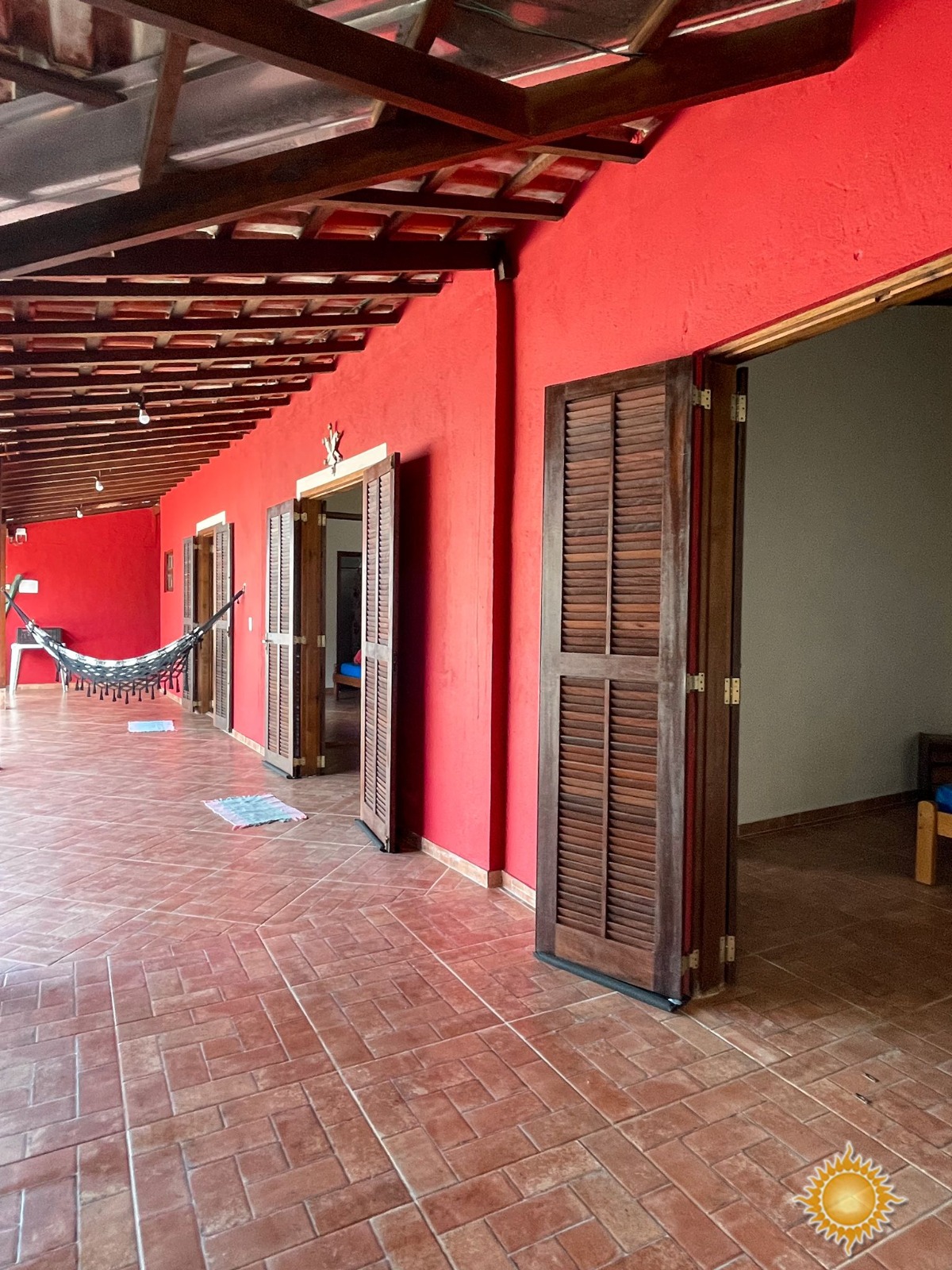 Ótima Localização a 150 Mts da Praia do Estaleiro: Casa com 3 Suítes !!!