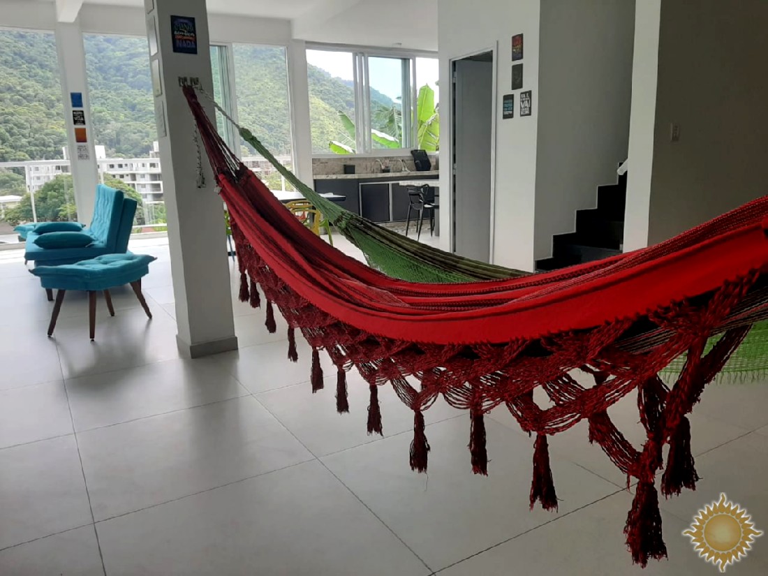 Linda casa com 03 suítes amplas, pé direito alto, espaço gourmet !!!