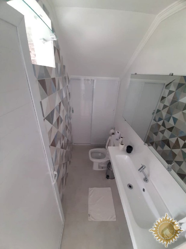 Linda casa com 03 suítes amplas, pé direito alto, espaço gourmet !!!