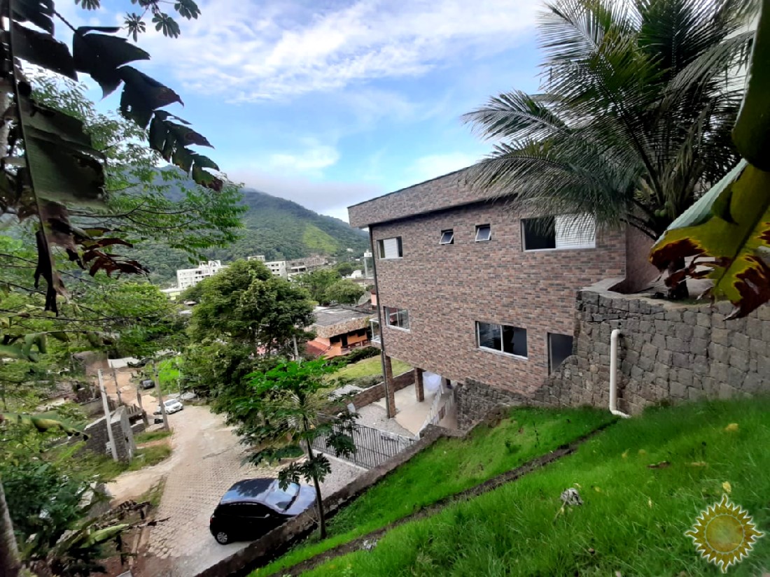 Linda casa com 03 suítes amplas, pé direito alto, espaço gourmet !!!