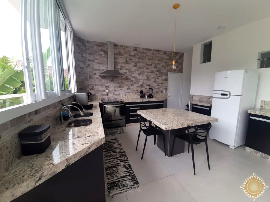 Linda casa com 03 suítes amplas, pé direito alto, espaço gourmet !!!