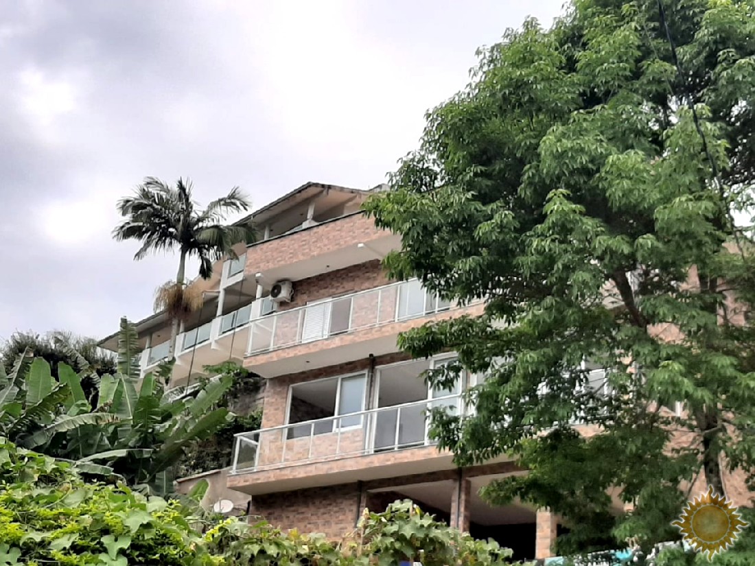 Linda Casa com 03 Suítes Amplas, Pé Direito Alto, Espaço Gourmet !!!