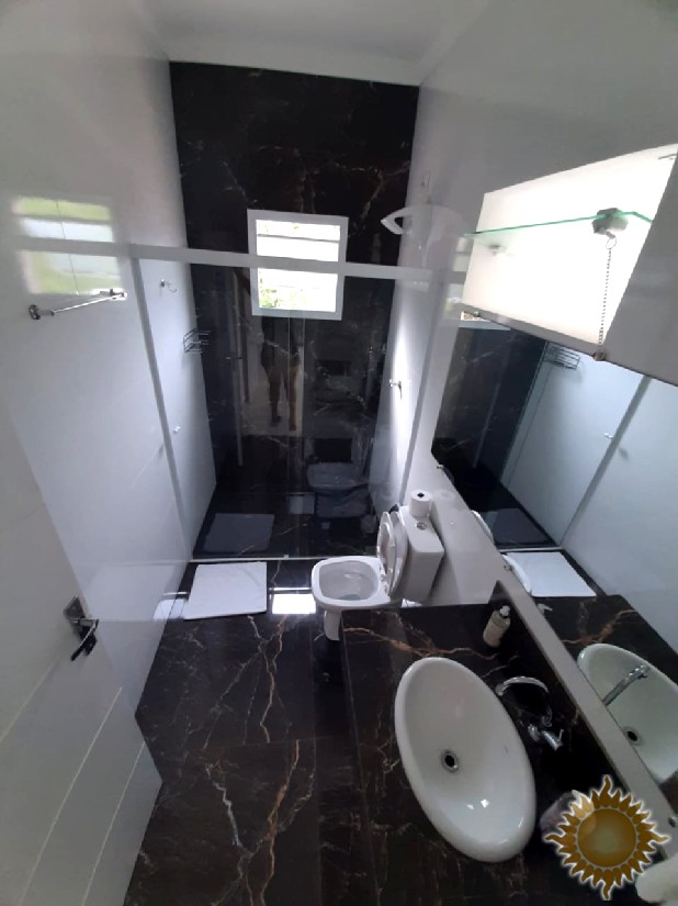Linda casa com 03 suítes amplas, pé direito alto, espaço gourmet !!!