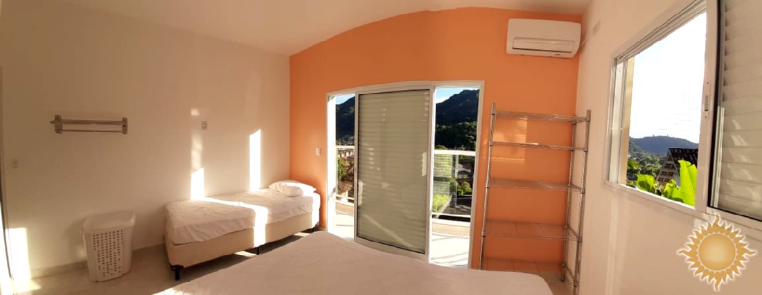 Linda casa com 03 suítes amplas, pé direito alto, espaço gourmet !!!