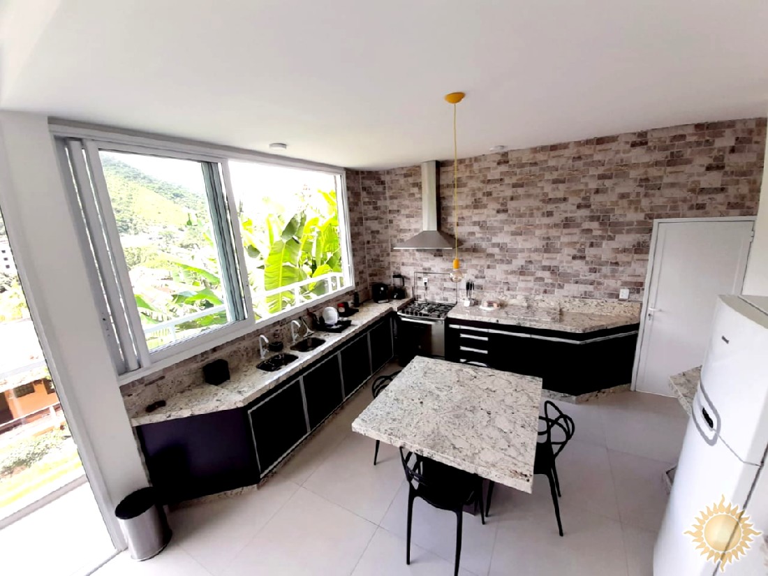 Linda casa com 03 suítes amplas, pé direito alto, espaço gourmet !!!