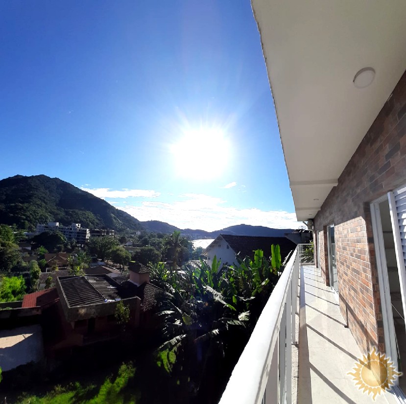 Linda casa com 03 suítes amplas, pé direito alto, espaço gourmet !!!