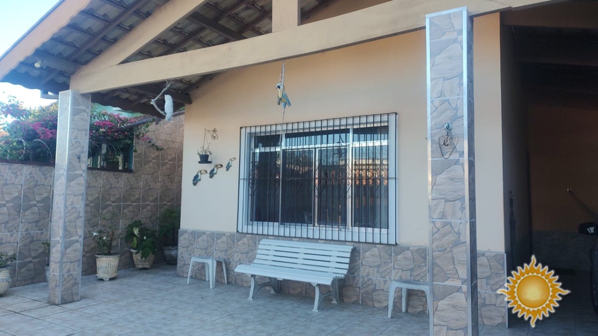 Excelente Localização Casa a 100 Mts da Praia, com 03 Dorms, Sendo 02 Suítes, Aceita Apto Como Parte de Pagamento !!