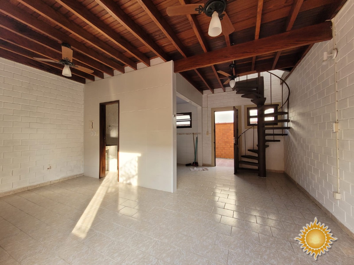 Ótima Localização Próximo da Orla do Itaguá, Sobrado com 02 Dorms, Sendo 01 Suíte !!!