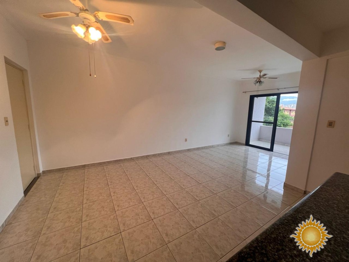 Ótimo Localização, Apto Amplo com 02 Dorms, 01 Suíte, com 2 Vagas de Garagem !!!