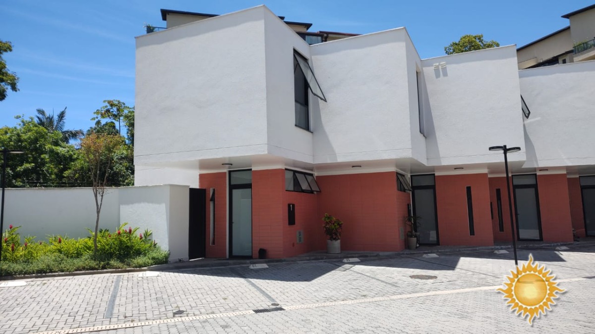 Condomínio de casa no Itaguá, com ótima área de lazer !!!