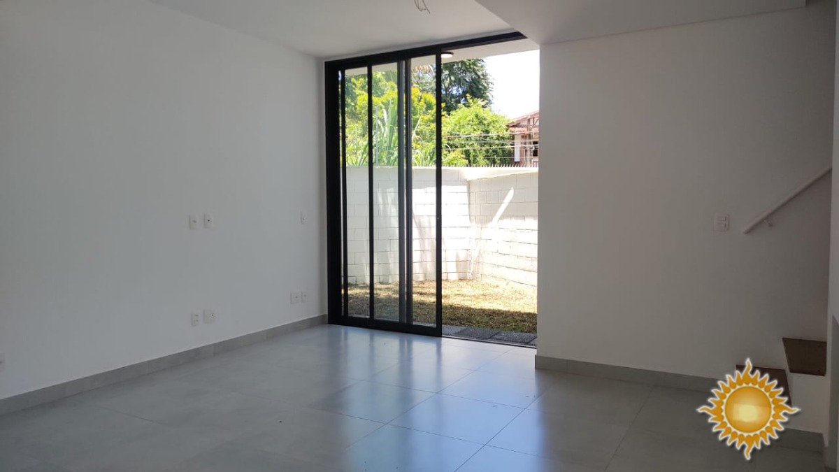 Condomínio de casa no Itaguá, com ótima área de lazer !!!