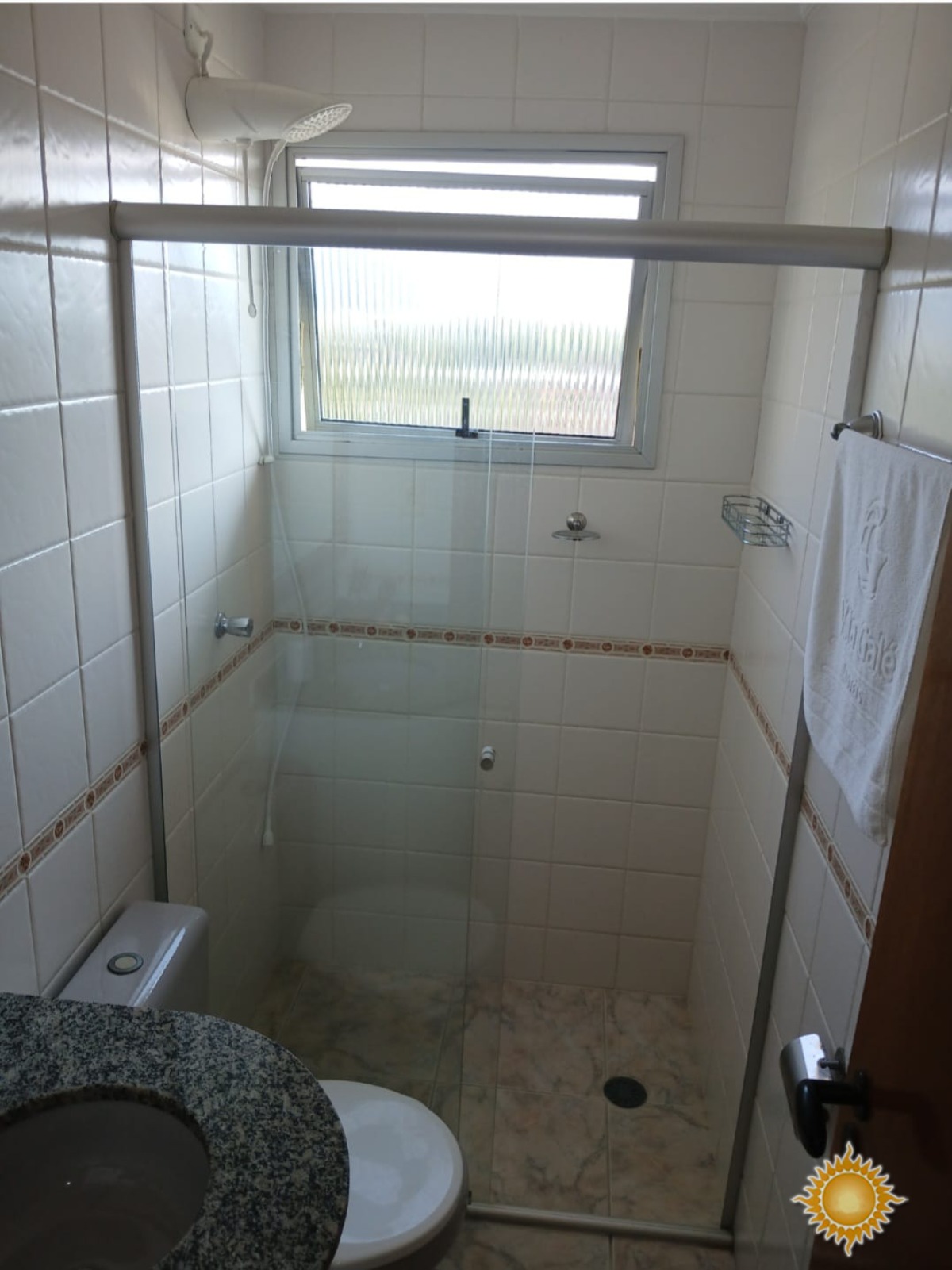 Linda cobertura duplex a 100 mts. Da praia com Sol da manhã, 03 dorms, 01 suíte, área de lazer, permuta com casa até 800 mil !!!