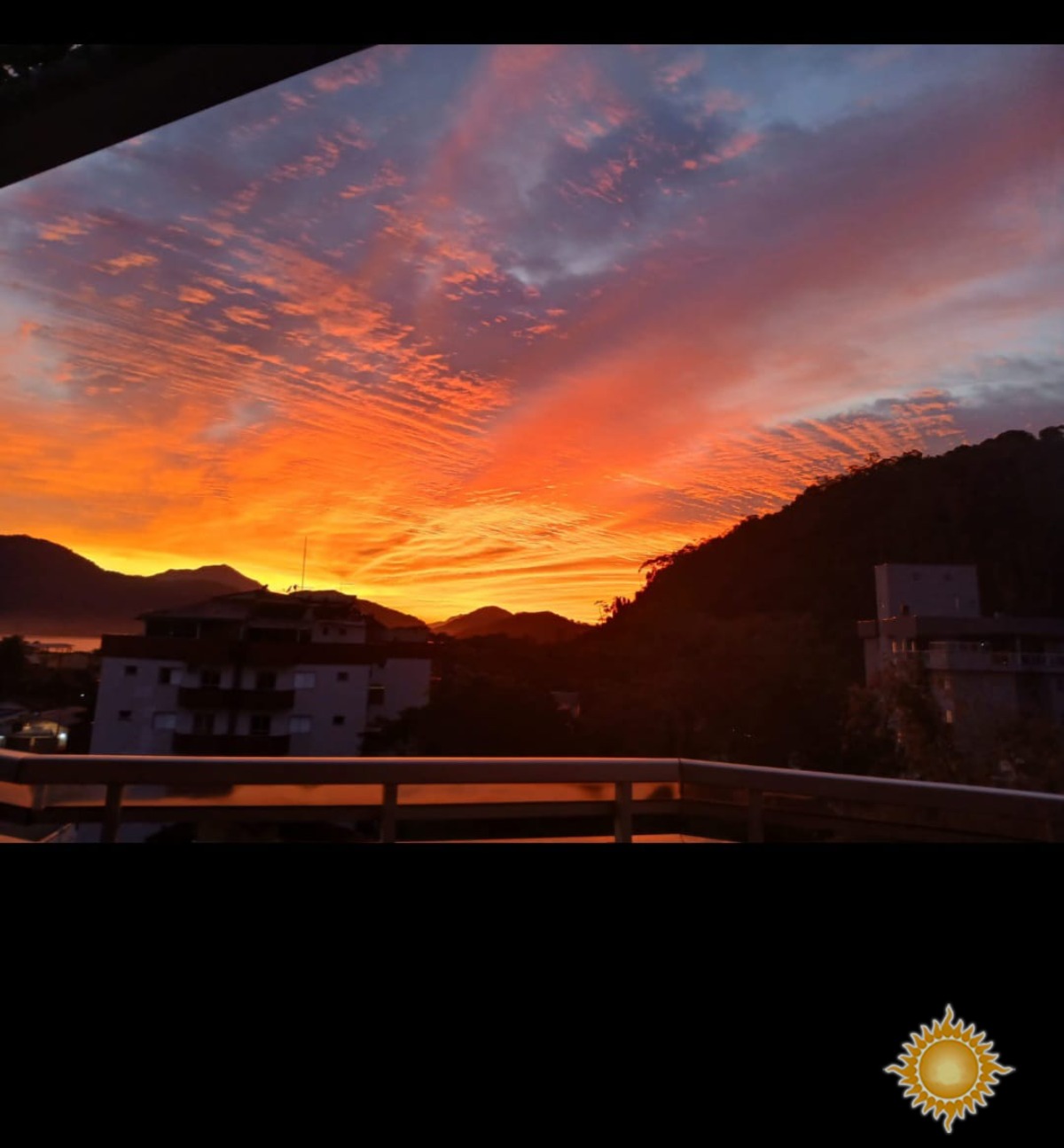 Linda cobertura duplex a 100 mts. Da praia com Sol da manhã, 03 dorms, 01 suíte, área de lazer, permuta com casa até 800 mil !!!