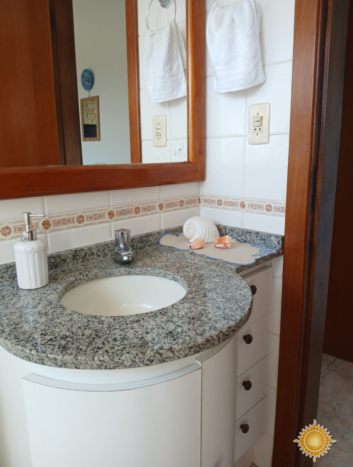 Linda cobertura duplex a 100 mts. Da praia com Sol da manhã, 03 dorms, 01 suíte, área de lazer, permuta com casa até 800 mil !!!