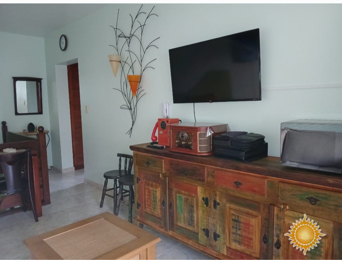 Linda cobertura duplex a 100 mts. Da praia com Sol da manhã, 03 dorms, 01 suíte, área de lazer, permuta com casa até 800 mil !!!