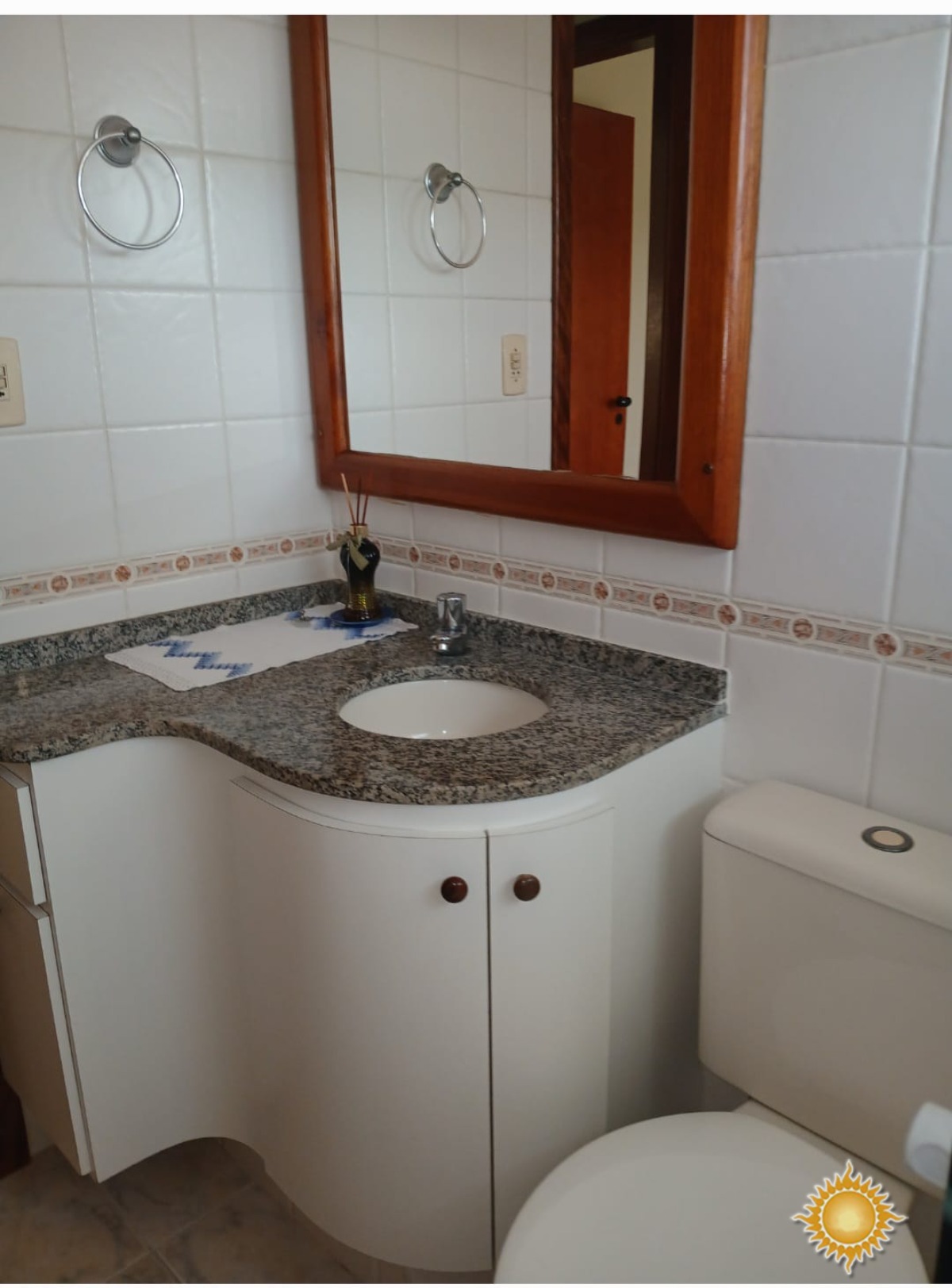 Linda cobertura duplex a 100 mts. Da praia com Sol da manhã, 03 dorms, 01 suíte, área de lazer, permuta com casa até 800 mil !!!