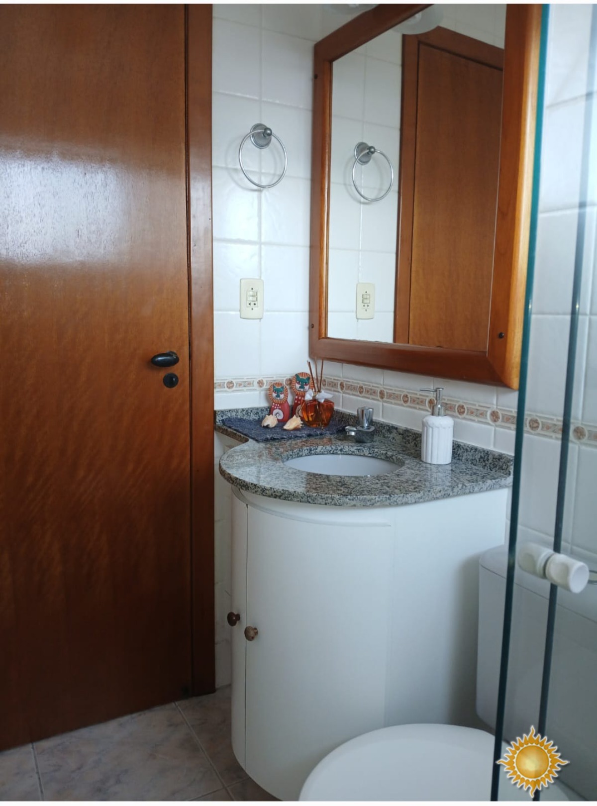 Linda cobertura duplex a 100 mts. Da praia com Sol da manhã, 03 dorms, 01 suíte, área de lazer, permuta com casa até 800 mil !!!