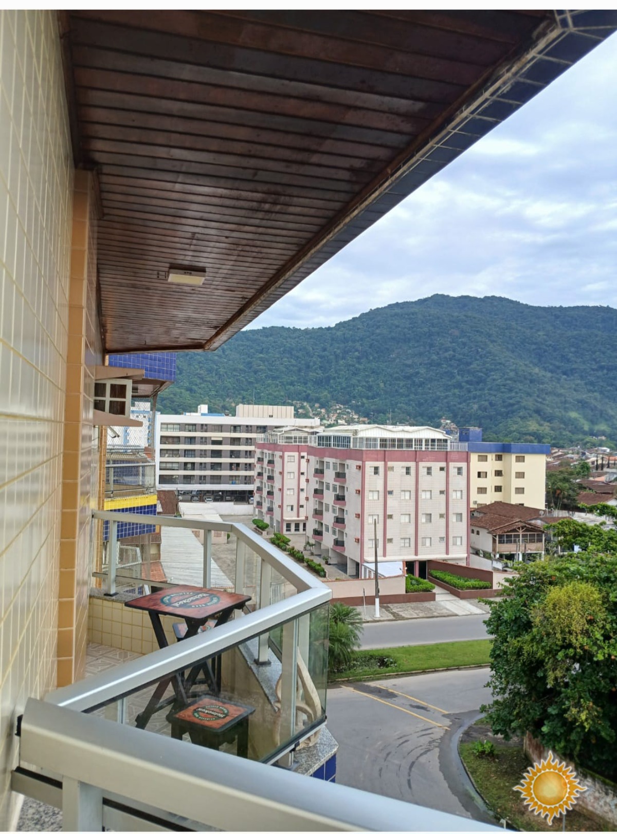 Linda cobertura duplex a 100 mts. Da praia com Sol da manhã, 03 dorms, 01 suíte, área de lazer, permuta com casa até 800 mil !!!