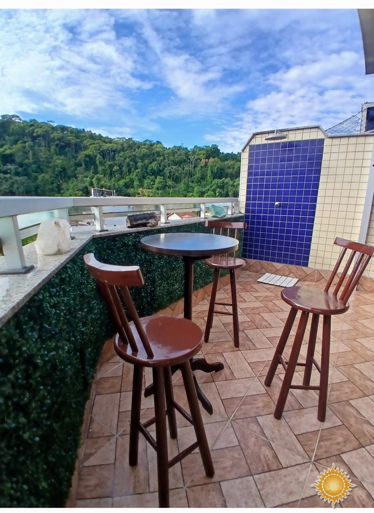 Linda cobertura duplex a 100 mts. Da praia com Sol da manhã, 03 dorms, 01 suíte, área de lazer, permuta com casa até 800 mil !!!