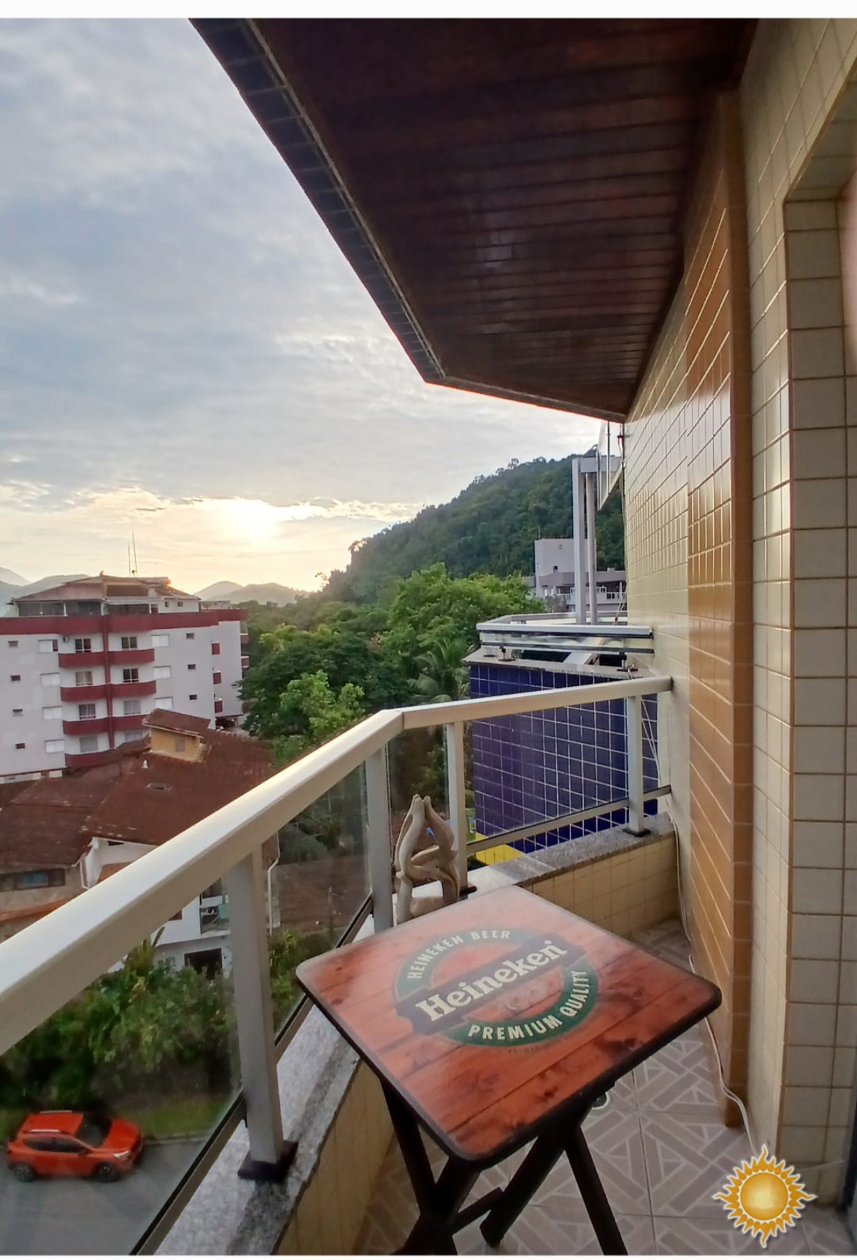 Linda cobertura duplex a 100 mts. Da praia com Sol da manhã, 03 dorms, 01 suíte, área de lazer, permuta com casa até 800 mil !!!