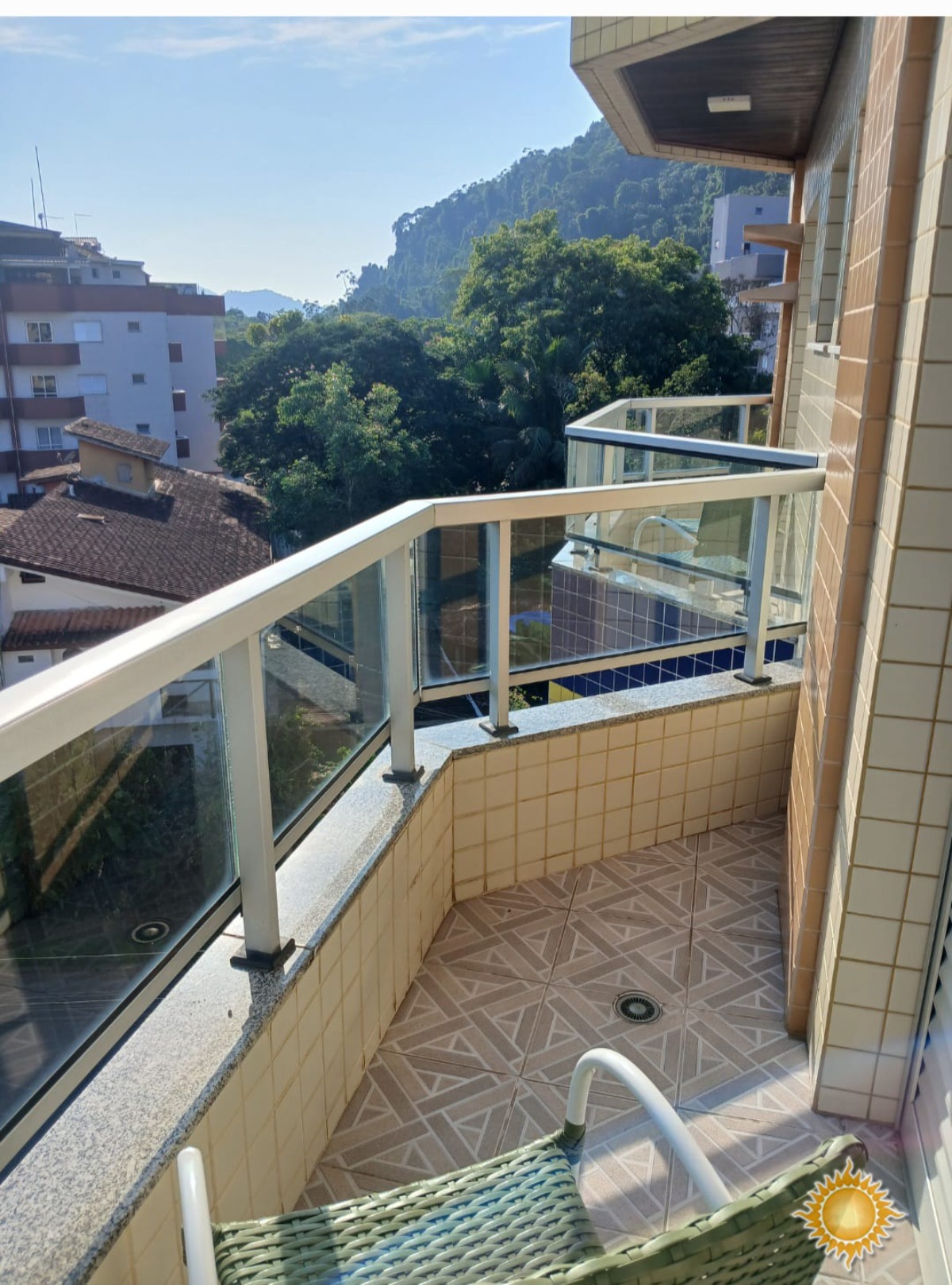 Linda cobertura duplex a 100 mts. Da praia com Sol da manhã, 03 dorms, 01 suíte, área de lazer, permuta com casa até 800 mil !!!