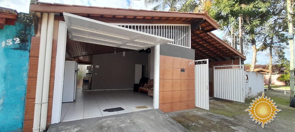Ótima Localização Casa com 05 Dorms, Sendo 03 Suítes , Próximo da Praia !!!