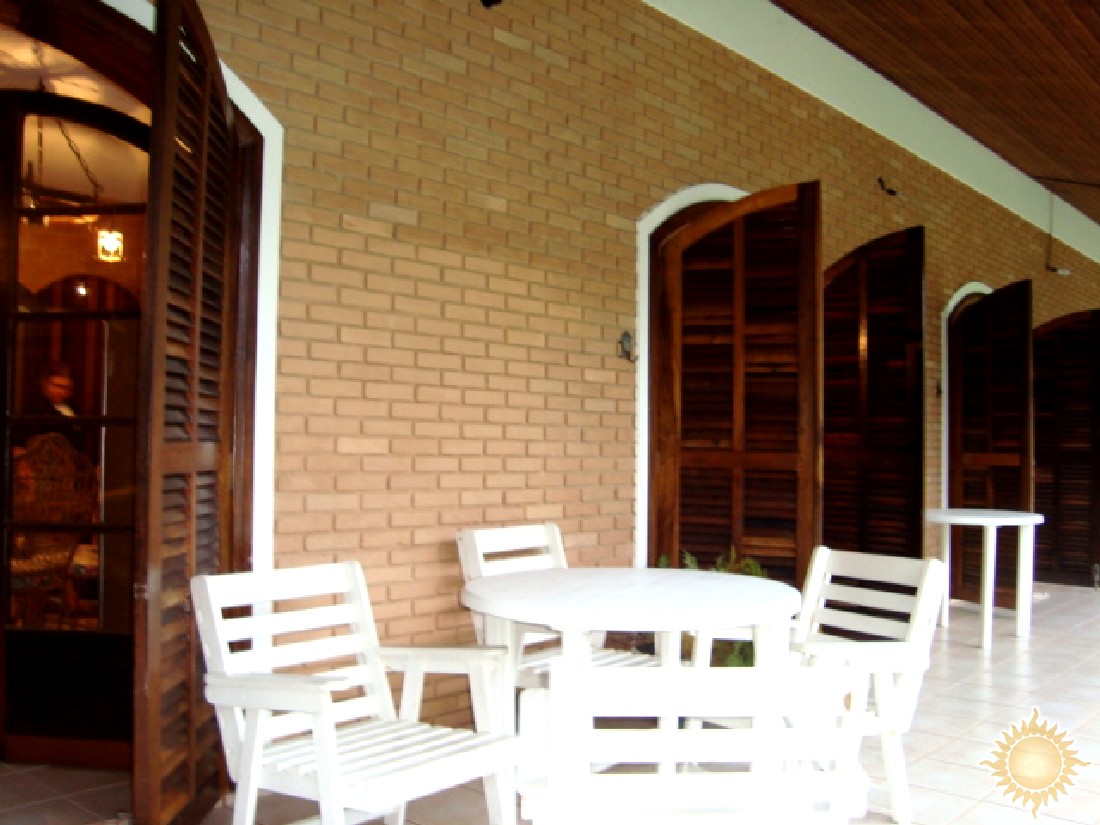 Casa pé na areia, com 6 suítes, em condomínio fechado !!!