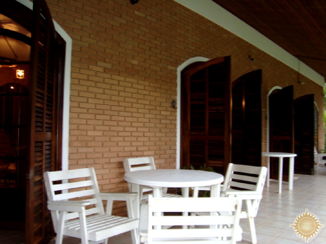 Casa pé na areia, com 6 suítes, em condomínio fechado !!!