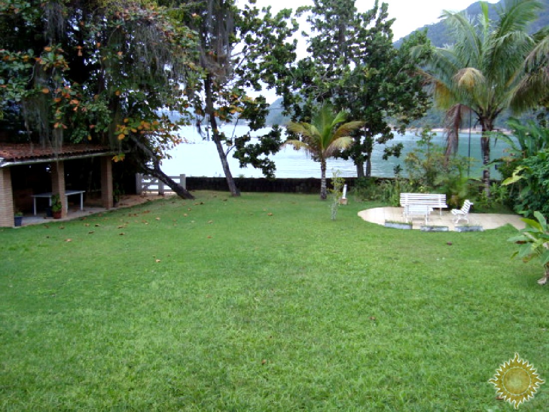 Casa pé na areia, com 6 suítes, em condomínio fechado !!!