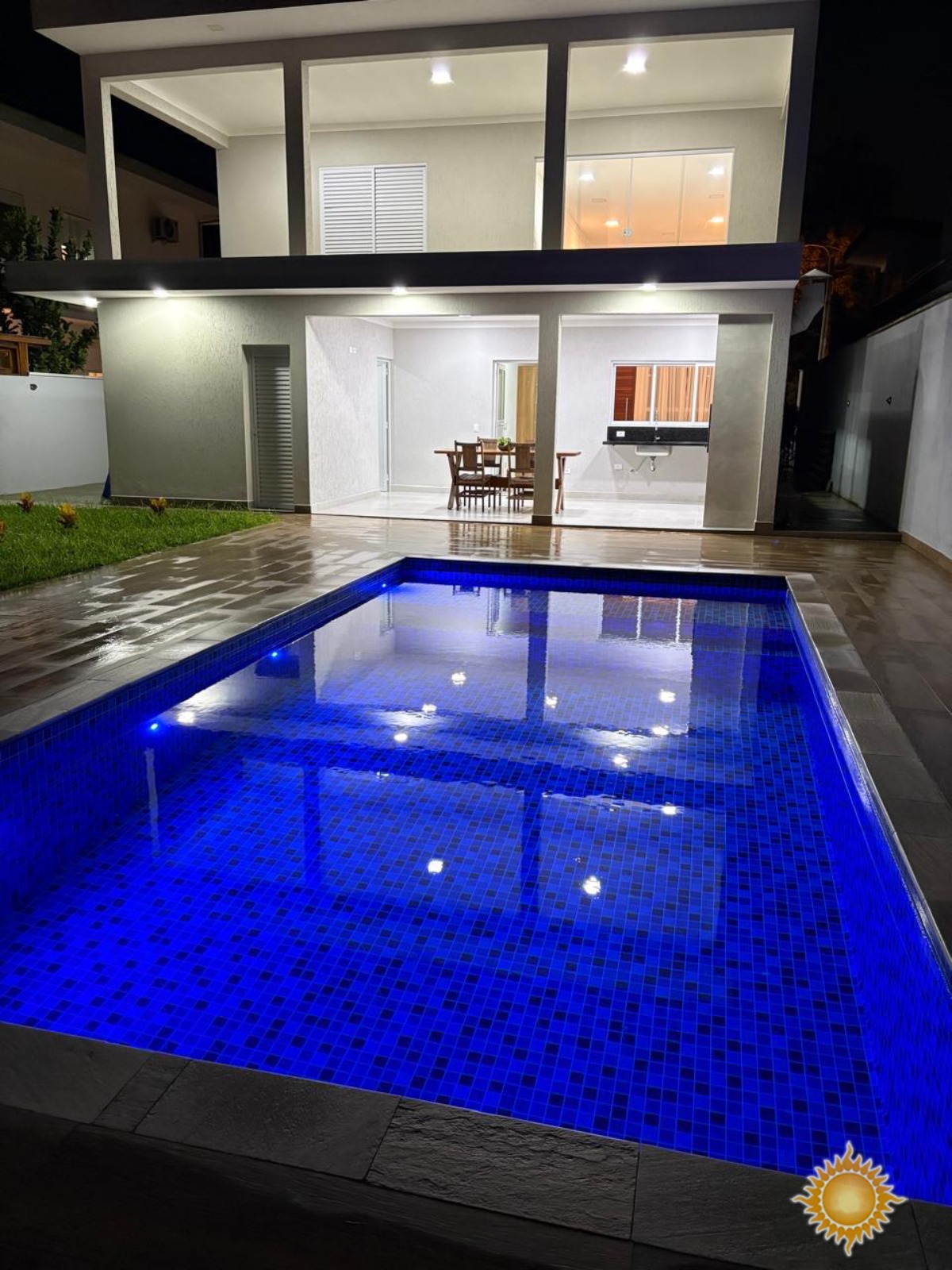 Linda Casa com 04 Suítes, Amplo Jardim com Piscina e Espaço Gourmet !!!