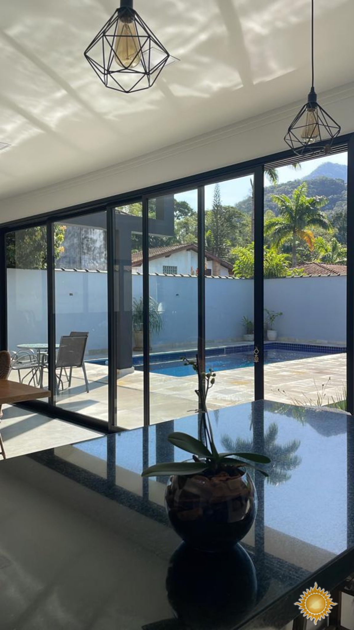 Lindo Sobrado com 4 Suítes Amplas, Piscina com Cascata, Mobiliada !!!
