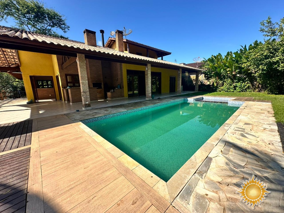 Linda Casa com 4 Suítes, Terreno de 1025 M² Muito Próximo da Praia !!!