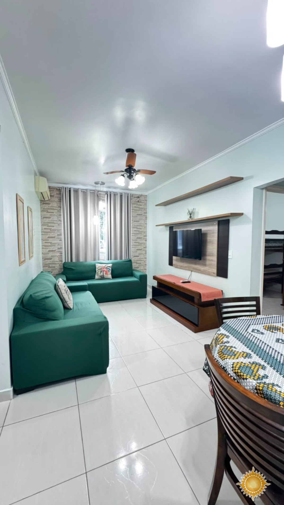 Ótimo Apto com 02 Dorms Amplos, 02 Banheiros , Mobiliado a 300 Metros da Praia !!!