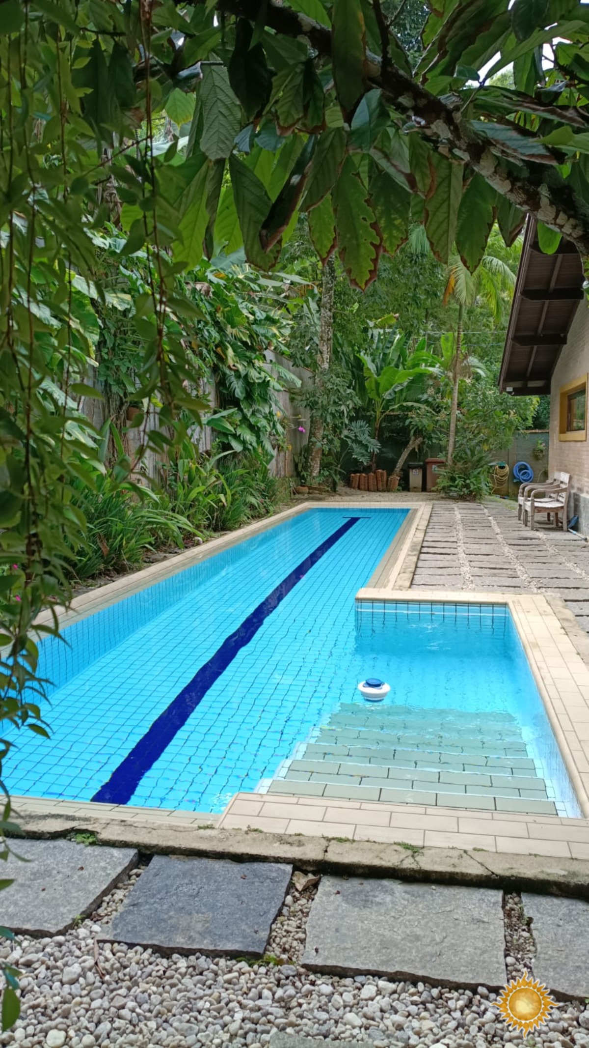 Ótima Localização Casa com 02 Dorms, 02 Banheiros, Mais 02 Chales Completos, Piscina Raia de 12 Mts !!!