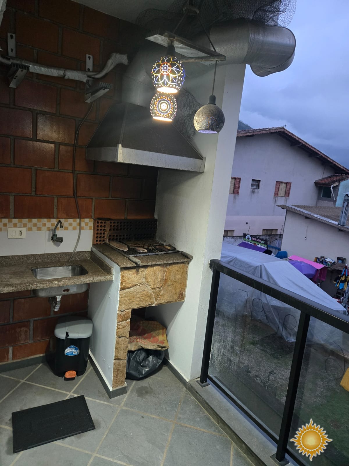 Ótima Localização Condomínio Frente Mar, Apto com 3 Dorms, Sendo 01 Suíte , com Elevador !!!
