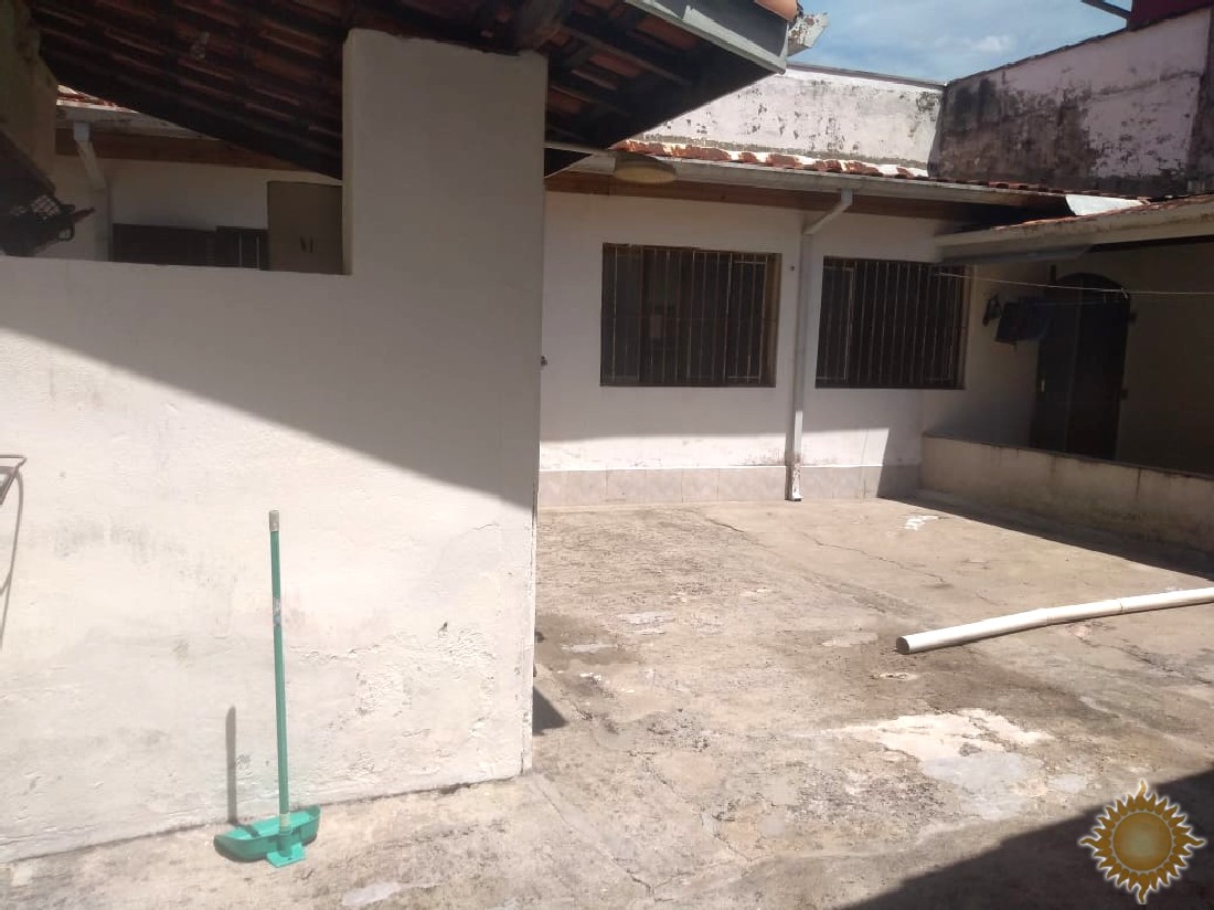 Ótima localização Ampla casa térrea , mais Edícula , próxima praia e comercio !!!