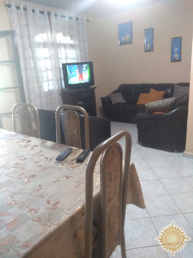 Ótima localização Ampla casa térrea , mais Edícula , próxima praia e comercio !!!