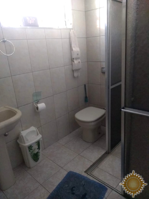 Ótima localização Ampla casa térrea , mais Edícula , próxima praia e comercio !!!