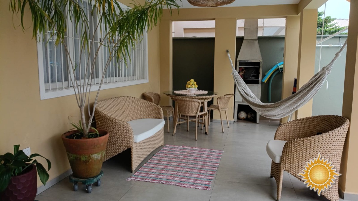 Ótima Localização Casa com 03 Dorms Amplos, Sendo 2 Suites, com Piscina !!!