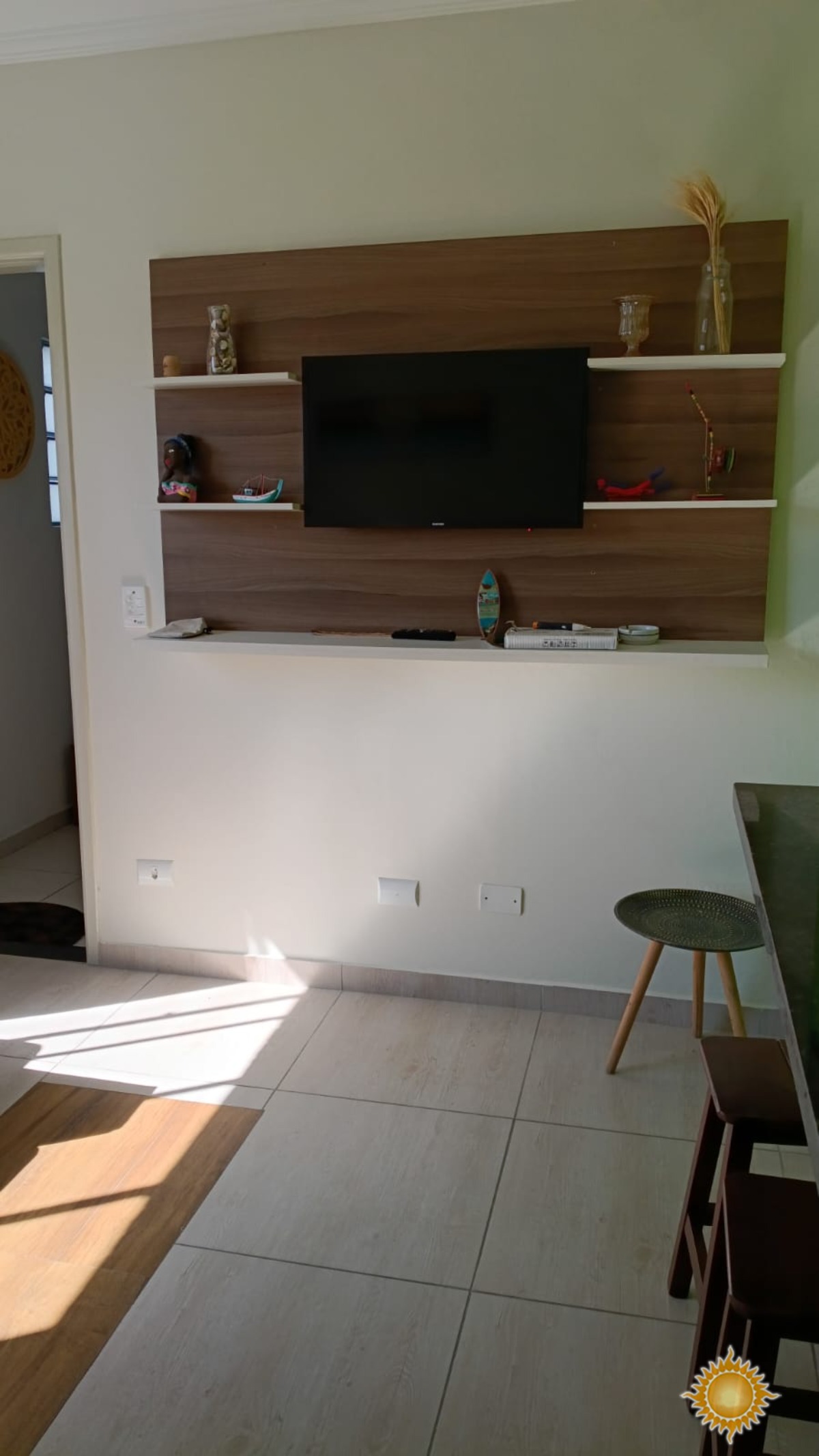 Apto de 02 Dorms, Sala para 02 Ambientes, Cozinha, 01 Banheiro Social, 01 Vaga de Garagem