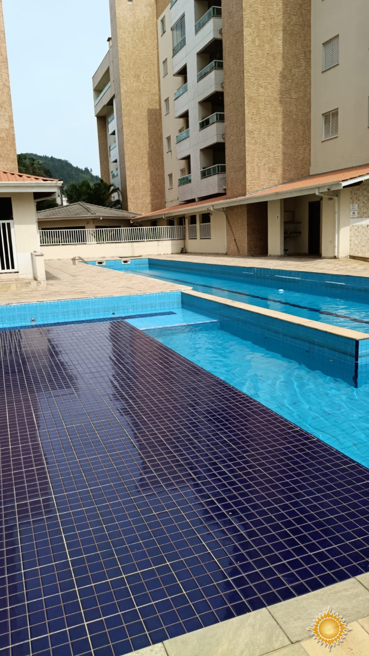 Ótimo Apto de 02 Dorms, Sendo 01 Suíte, Condomínio com Área de Lazer !!!