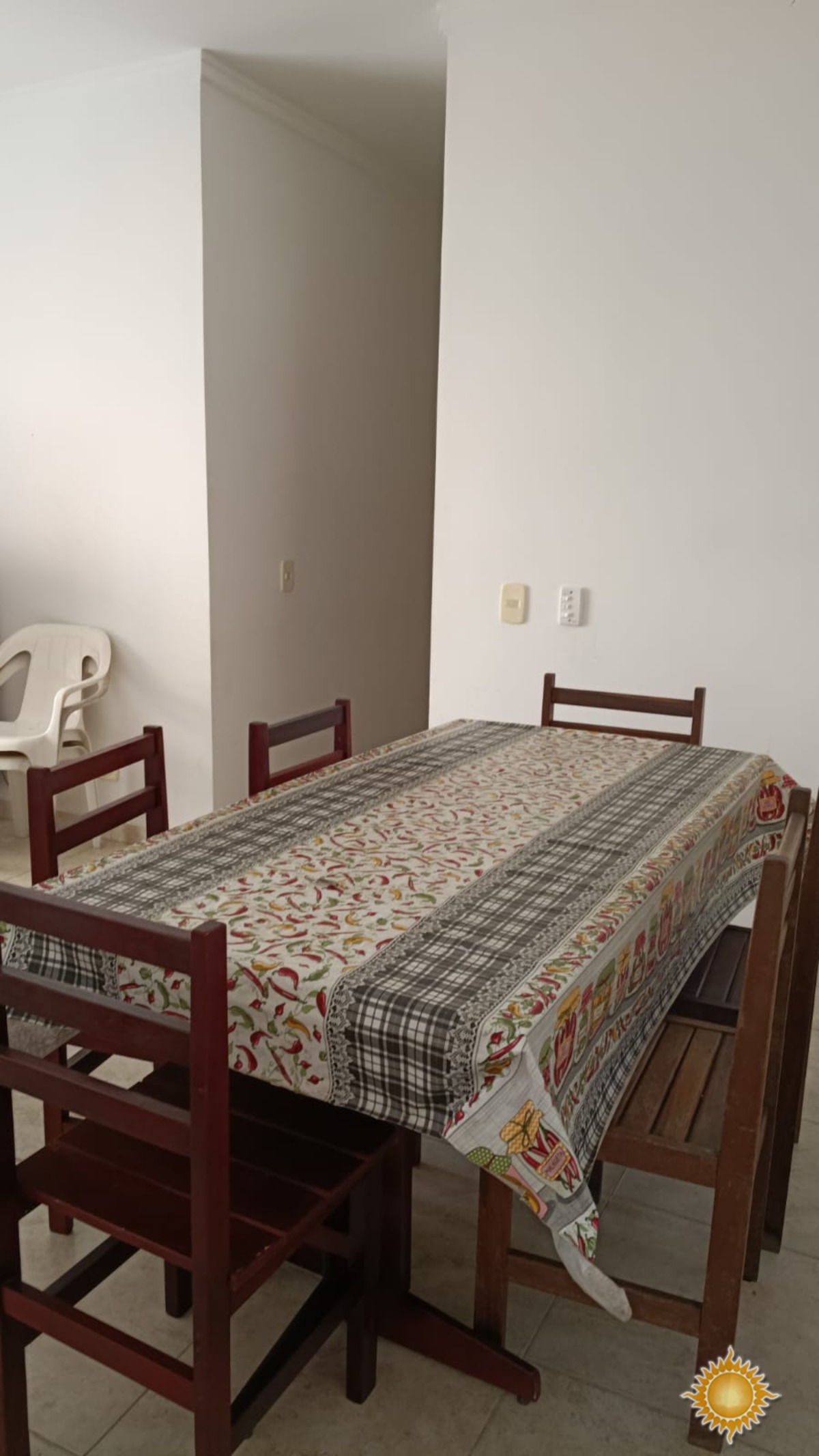 Apto de 03 Dorms, Sala e Sala de Estar, Cozinha Tipo Americano, 01 Banheiro Social, 01 Vaga de Garagem